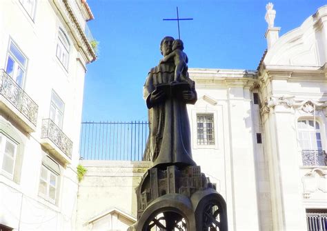 Estátua de Santo Antonio na frente da Igreja | Igreja de ...