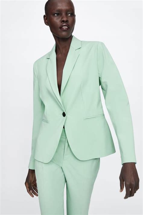 Éste es el traje de mujer de Zara verde más vendido de la temporada