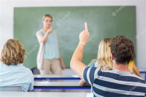 Estudiante levantando la mano en el aula | Foto Premium