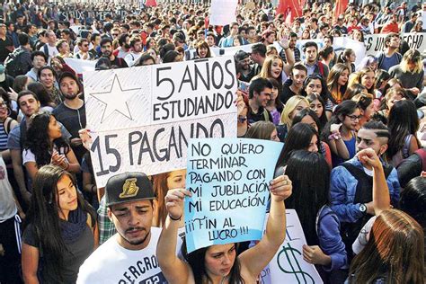 Estudiantes logran masiva marcha reflotando las demandas de 2011   La ...