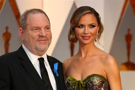 Ex vrouwen slaan handen in elkaar om Harvey Weinstein een ha...   Het ...