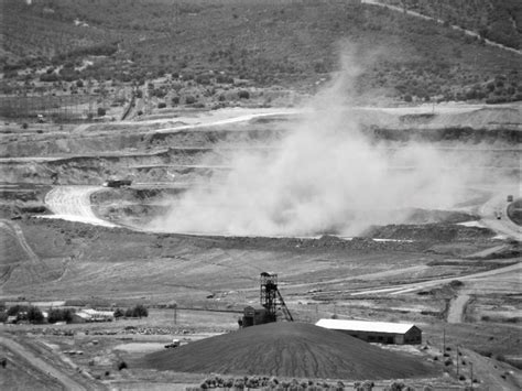 Extracción de carbón en Mina Enma. Se puede apreciar en primer término ...