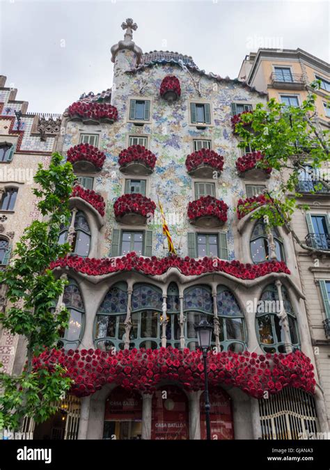 Façade de la Casa Batlló par Antoni Gaudí. Balcons décorés de roses ...