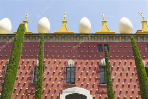 fachada del Museo Dalí en figueres — Foto editorial de ...