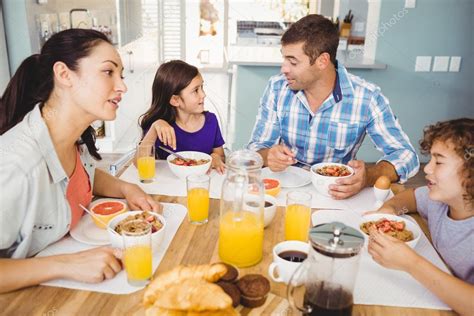 Familia habla desayunando — Foto de stock  Wavebreakmedia ...