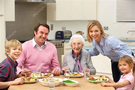 familia multigeneración compartiendo comida juntos — Foto de stock ...