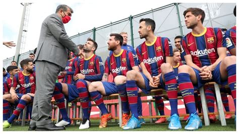 FC Barcelona: Laporta entra de nuevo en escena: fue al vestuario a dar ...