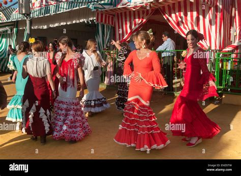 Feria de Abril, las mujeres jóvenes bailando con el tradicional vestido ...