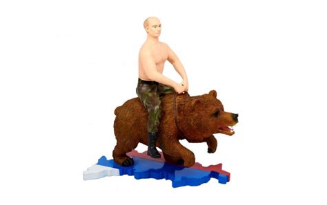 Figura de Putin montando un oso se populariza como ...