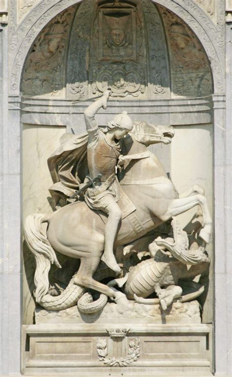 Figura de Sant Jordi a la façana del Palau de la Generalitat de ...