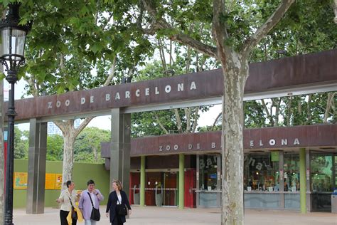 File:Barcelona Zoo entrance, Barcelona, Catalonia, Spain ...