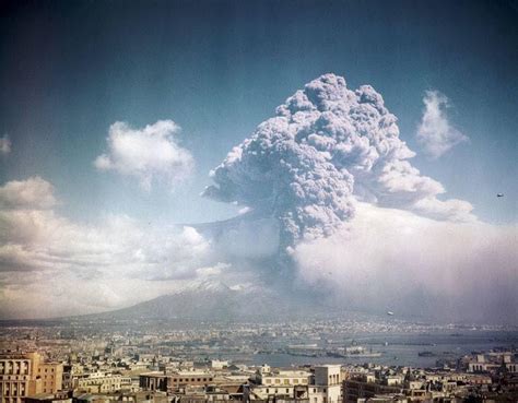 File:Napoli, eruzione Vesuvio 1944.jpg   Wikimedia Commons