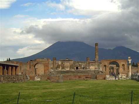File:Pompeya y Vesuvio.jpg