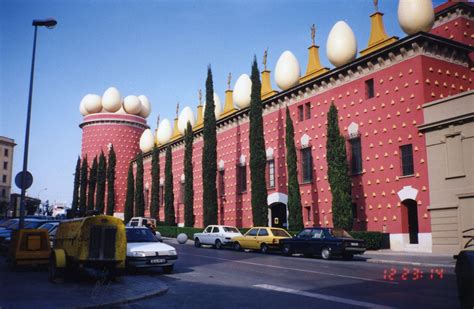 File:Teater Museu Gala Salvador Dali building from outside ...
