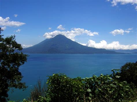 File:Volcán San Pedro Lago Atilán.JPG   Wikimedia Commons
