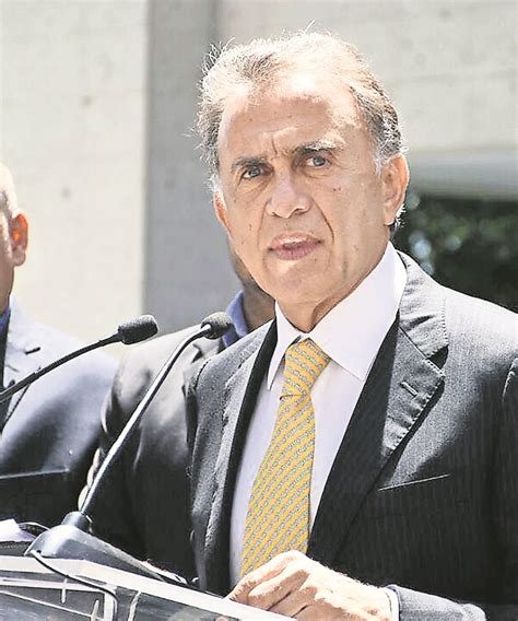 Fiscalía llama a comparecer a Miguel Ángel Yunes Linares