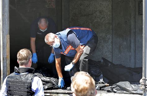 Forenses holandeses examinan los cadáveres del avión ...