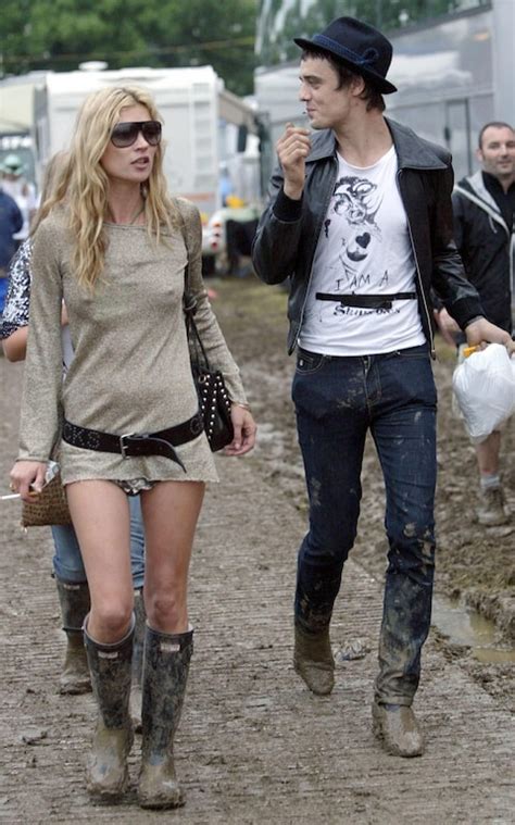 Former couple Kate Moss & Pete Doherty embracing the mud ...