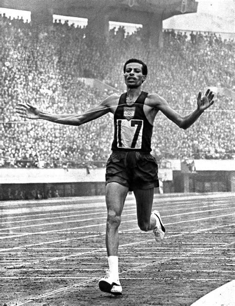 Foto: Abebe Bikila | Deportistas olímpicos que hicieron historia