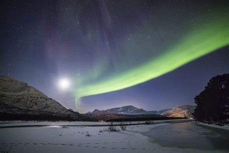 Foto de auroras boreales y la Luna tomada desde Skibotn ...