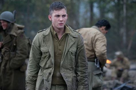 Foto de Logan Lerman en la película Corazones de acero ...