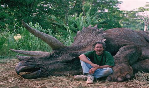 Foto de Steven Spielberg junto a un “dinosaurio muerto ...