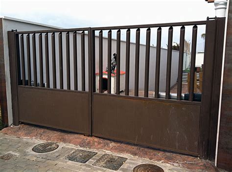 Foto: Puerta Abatible de dos Hojas Realizada en Acero ...