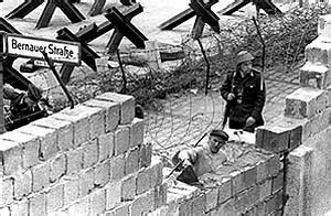 Fotografiando la historia: La caída del Muro de Berlín ...