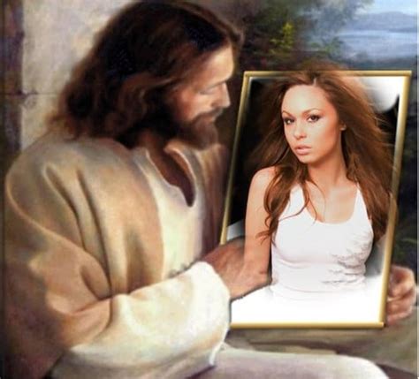 Fotomontaje de Jesús sosteniendo un cuadro