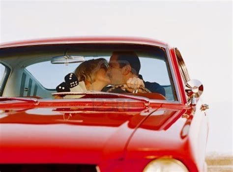 Fotos de enamorados en sus autos – Descargar imágenes gratis