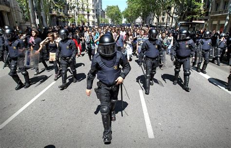 Fotos do dia. Espanhóis protestam contra o Banco Central ...