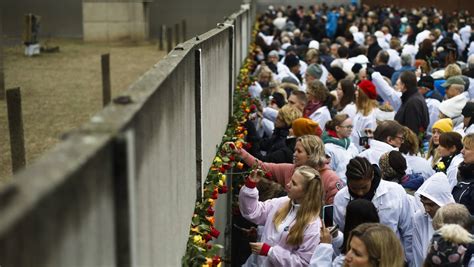 Fotos: El 30º aniversario de la caída del muro de Berlín ...