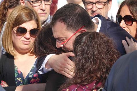 Fotos: El PSOE arropa a Adriana Lastra en el funeral de su padre en ...