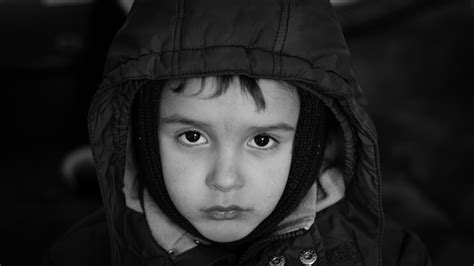 Fotos gratis : persona, en blanco y negro, gente, niña, calle ...