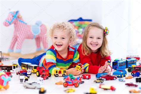 Fotos: niño jugando con juguetes | Niños pequeños jugando ...