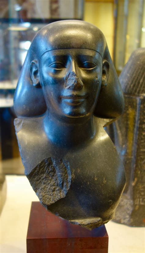 Fragmento de una estatua de un hombre. Antiguo Egipto ...