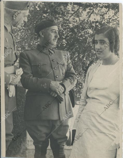 Francisco Franco con su hija Carmen, en su visita al fuerte de San ...