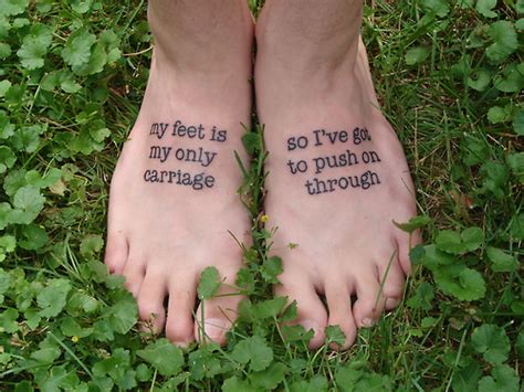 Frases tatuadas en el pie