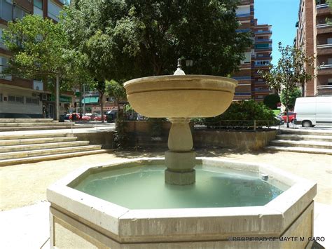 FUENTES EN GRANADA: Esta fuente esta en la Plaza Poeta Manuel Benitez ...