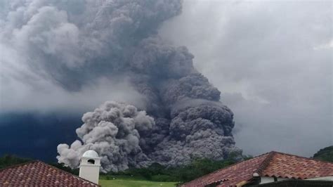 Fuerte erupción del volcán de Fuego en Guatemala, columna ...