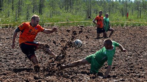 Fútbol de pantano: La modalidad del deporte rey que ...