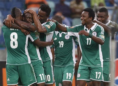 Fútbol.  La selección de Nigeria, recibida por miles de ...