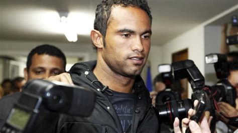 Futbolista brasileño condenado por asesinato vuelve a prisión por orden ...