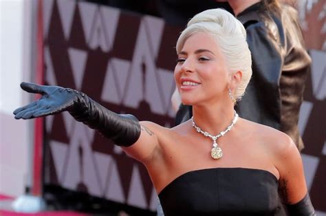 Gaga draagt Tiffany diamant van 30 miljoen die niet meer ...