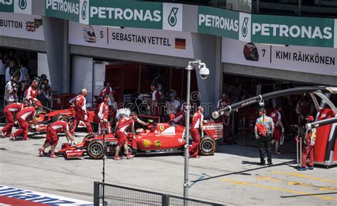 Garage De Las Personas Ferrari De La Fórmula 1 Foto de archivo ...