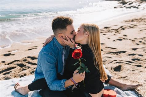 Gente cariñosa besándose en la playa | Foto Gratis