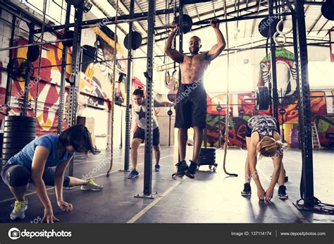 Gente haciendo ejercicio en el gimnasio — Fotos de Stock  Rawpixel ...