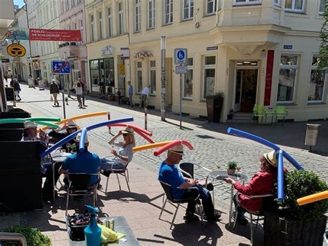 German cafe uses pool noodles to demarcate social distance ...