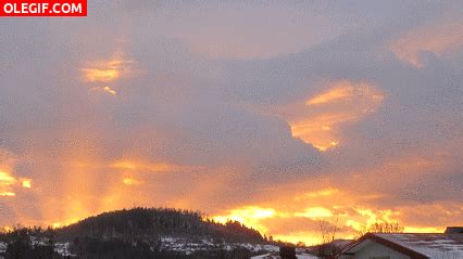 GIF: Nubes en movimiento al amanecer  Gif #2232