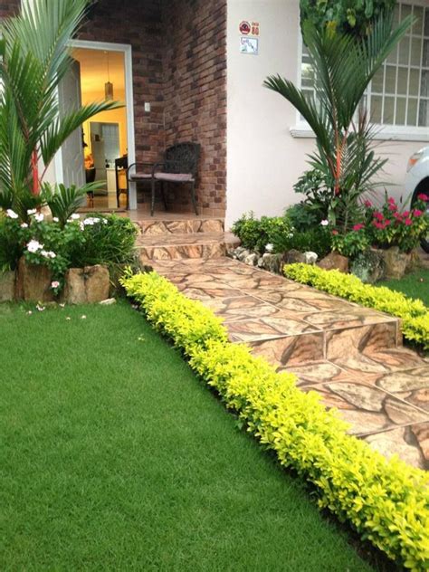 Gorgeous tropical style garden arragement ideas | Small front yard ...